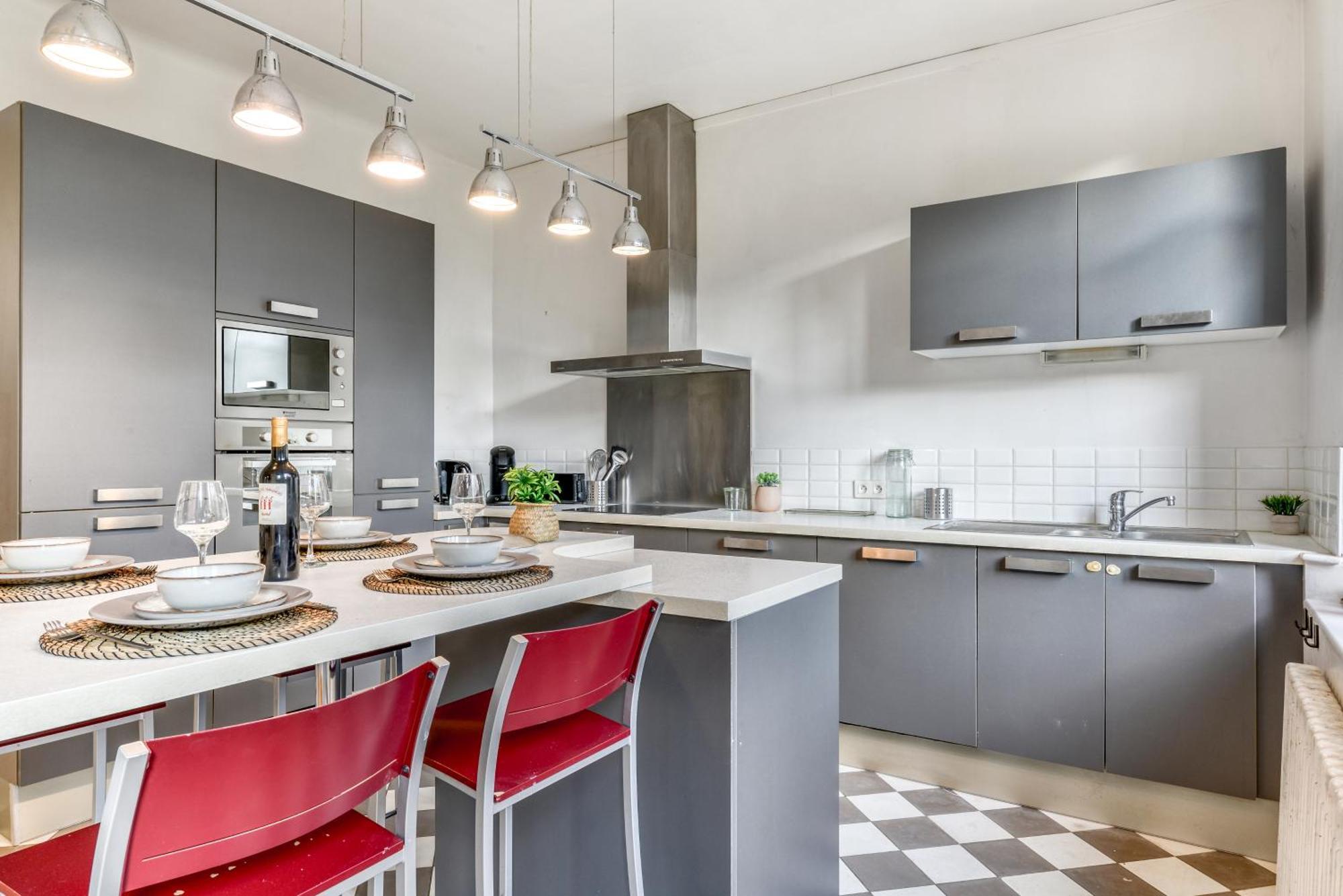 Big House - Parking Privee - Piscine - Wifi - Equipee